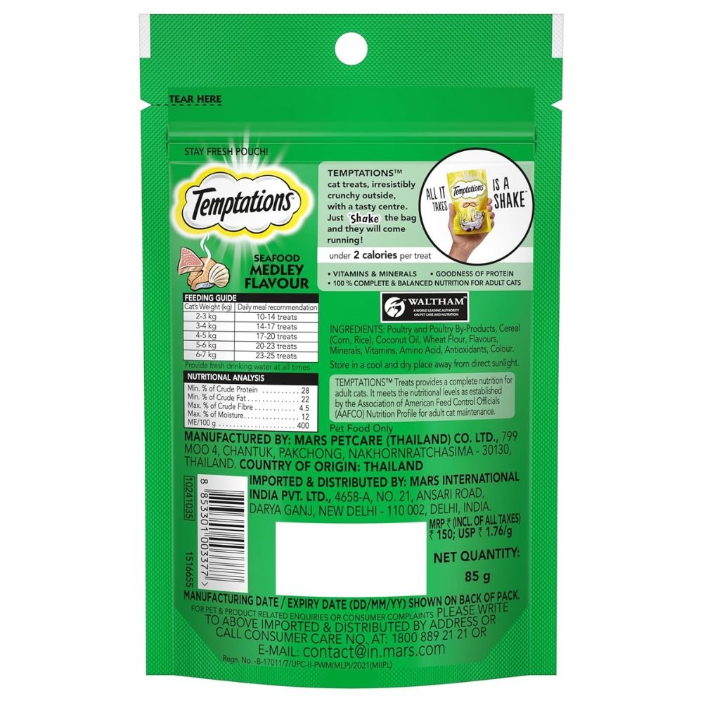 Seafood flavour crunchy cat treats with soft center